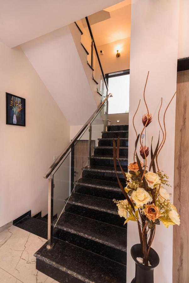Saffronstays Aster, Plunge Pool Villa With Garden, โลนาวาลา ภายนอก รูปภาพ